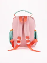 Mochila pequeña de tela, color rosa pálido, con bolsillo frontal y detalles en color turquesa/verde menta. Presenta tiradores de cierre y asa superior en color naranja.