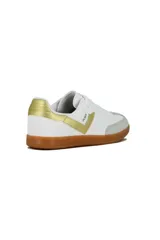 Championes deportivos Pony modelo Moma para mujer, de color blanco con detalles en beige, puntera de gamuza gris y suela de goma caramelo.