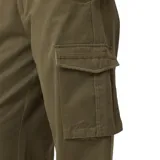 Pantalon cargo de corte recto y tiro medio, color verde oliva. Cuenta con bolsillos laterales tipo cargo con solapa, bolsillos frontales y cierre de botón y cremallera.