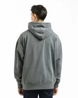 Buzo canguro negro con capucha, bolsillo frontal y corte oversized. Confeccionado en felpa de algodón y poliéster, con rib en puños y ruedo.