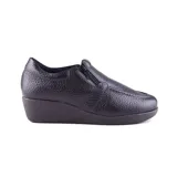 Zapato de cuero negro con taco corrido y cierre de cremallera lateral.