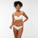 Pack de dos braguitas brasileñas de corte invisible, confeccionadas en microfibra lisa de color blanco, con diseño de tiro medio y acabado sin costuras.