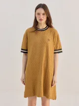Vestido corto de algodón con estampa geométrica en tonos verde y amarillo, cuello redondo y mangas cortas con puños en color contrastante.