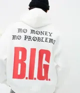 Hoodie blanco con capucha y cordones ajustables, confeccionado en algodón con felpa interior. Presenta estampado frontal con la palabra 'BROOKLYN' en color rojo, un parche circular con la imagen de Notorious B.I.G. y una firma bordada. Cuenta con bolsillo canguro y puños ajustados.