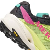 Championes de trail running Merrell modelo Mtl SpeedArc Peak, en combinación de colores amarillo lima, negro y fucsia. Cuentan con empeine Matryx de Kevlar y poliamida, placa de carbono Carbon FlexPlate, entresuela de doble densidad con espuma FloatPro y PEBA, y suela Vibram Megagrip Elite.
