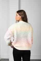 Saco tipo cardigan de punto con textura de panal, en tonos pastel multicolor. Presenta escote en V, cierre frontal con botones, mangas largas con puños acanalados y bolsillos delanteros.