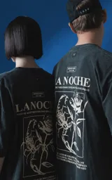 Remera de algodón premium con efecto nevado, corte oversize y cuello redondo. Presenta una estampa gráfica en la espalda con motivos de escorpión, rosa y tipografía en color crema.