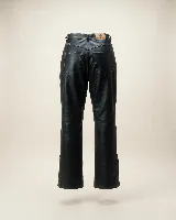 Pantalón de cuero vacuno con corte flare y tiro alto. Cuenta con forrería interna de satén y detalle de presillas fruncidas en la cintura.