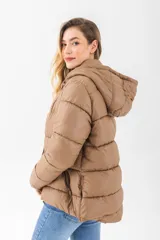 Campera puffer color tostado, con cierre frontal, cuello alto y diseño acolchado horizontal.