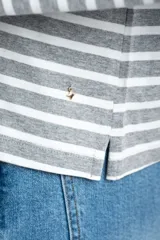 Remera de manga larga, corte al cuerpo, con cuello redondo. Presenta un patrón de rayas horizontales en color marrón óxido y azul marino.