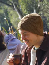 Gorro de lana celeste tejido en punto con dobladillo y parche de cuero con logo en el frente.