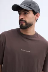 Remera oversize Brooksfield de color marrón, con diseño de manga corta, cuello redondo y estampa minimalista en el frente.