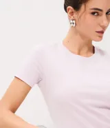 Remera básica de cuello redondo y manga corta, confeccionada en algodón suave y transpirable. Diseño liso y versátil de la marca Blue Steel.