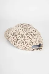 Gorro tipo cap de algodón con estampado animal print y visera curva. Cuenta con cinta ajustable en la parte trasera.