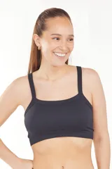 Bralette negro con tirantes anchos y estructura acanalada.