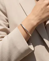 Pulsera tipo esclava abierta, fabricada en plata 925 con acabado pulido y diseño minimalista.