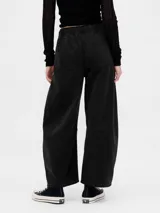 Jean de corte horseshoe con cintura elástica y cordón ajustable, de tiro medio y pierna ancha con costuras reforzadas en las rodillas.