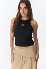 Musculosa negra de punto acanalado, con cuello redondo y logo bordado en el pecho.