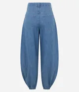 Pantalón de jean estilo aladín con tiro medio, cintura con pasadores, cierre frontal con botón y bolsillos funcionales. Presenta un calce amplio con diseño tipo globo y terminación ajustada en los puños.