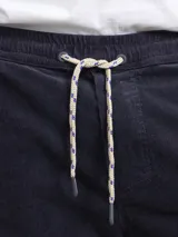 Bermuda de pana azul marino con cintura elástica y cordón ajustable.