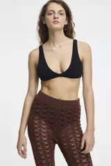 Top de bikini negro con escote en V y tirantes anchos, de tela texturizada.