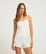 Conjunto de pijama de dos piezas confeccionado en tejido Rib, compuesto por una blusa con bretel fino y un short con cintura elástica. El conjunto presenta un estampado de animalitos.
