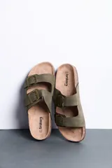 Sandalias de dos tiras anchas en color verde militar, con hebillas metálicas doradas y base anatómica de corcho.
