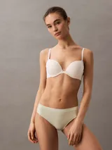 Bombacha Calvin Klein color beige con logo tonal en la cintura.