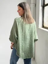 Camisa de lino verde melange, con cuello mao, mangas 3/4 y cierre frontal de botones.