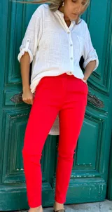 Pantalón de vestir rojo, de corte ajustado y tiro alto.