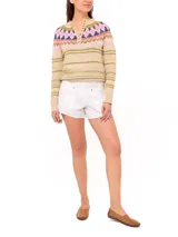 Short de lino orgánico color blanco, de tiro alto y calce holgado. Presenta bolsillos laterales amplios con detalles de remaches metálicos y cierre frontal.