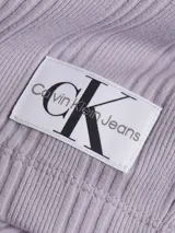 Cárdigan cropped Calvin Klein Jeans color lila de punto de algodón elástico con textura de canalé irregular, cuello en punta, manga larga, cierre de botones e insignia con el logo de Calvin Klein en el bajo.
