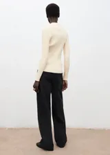 Pantalón de jean negro de tiro medio, con diseño estilo barrel o balloon, corte amplio y cinco bolsillos.