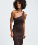 Vestido midi ajustado de color marrón, con diseño de un solo hombro y escote asimétrico. Presenta un sutil fruncido lateral que realza la silueta y una abertura lateral para mayor movilidad.