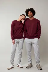 Pantalón de jogging unisex de corte recto, color gris melange, con cintura elástica y puños acanalados en los tobillos.