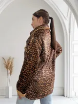 Sobrecamisa de pana con estampado animal print, cuello clásico y cierre con botones blancos.