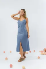 Vestido midi celeste de tejido tipo seda fría, con breteles finos regulables, botones de madera decorativos en el frente, pliegues decorativos en la cintura y cierre invisible en el costado.