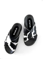 Sandalias negras con estampado de vaca, de cuero, con tiras cruzadas y suela plana.