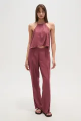 Pantalon de corte recto confeccionado en viscosa, con costuras frontales decorativas con efecto desflecado y aberturas en el ruedo.