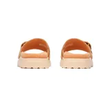 Sandalia tipo slide Merrell color tostado, con capellada de cuero de grano completo y correa ajustable con hebilla. Cuenta con plantilla revestida en corcho, entresuela de espuma FloatMax y suela de goma.