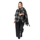 Poncho abierto con diseño de cuadros escoceses en tonos negro, gris y blanco. Presenta bordes con flecos largos y una caída fluida sobre los hombros.