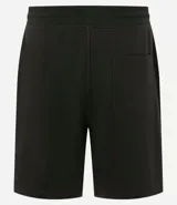 Bermuda masculina de algodón con felpa, color negro, corte slim fit. Presenta cintura elástica con cordón ajustable, bolsillos y etiqueta aplicada.