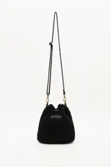 Cartera tipo bucket bag de cuero vacuno negro, con diseño de flecos largos decorados con tachas metálicas pequeñas. Cuenta con cierre de cordón ajustable, correa larga para el hombro y herrajes metálicos en tono bronce.