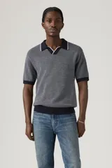 Sweater de punto gris con cuello polo negro con borde blanco, mangas cortas y corte slim.