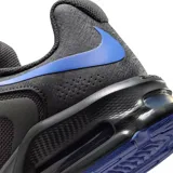 Championes Nike Air Max Fire, de color negro con detalles en azul y suela con amortiguación Air visible en el talón.