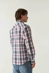 Camisa blanca a cuadros azules y grises, de manga larga y corte slim fit.