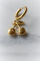 Aros de acero quirúrgico hipoalergénico, con argolla pequeña y dije colgante en forma de cerezas.