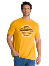 Remera Caterpillar de color amarillo, con cuello redondo y mangas cortas. Presenta un estampado gráfico circular en el pecho con diseño vintage inspirado en tractores.
