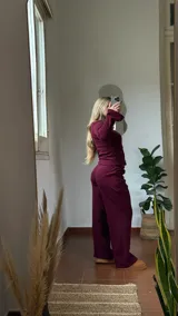 Pantalón de tiro medio confeccionado en tejido jersey rib, de corte recto y ajuste holgado. Presenta cintura elástica con cordón de ajuste y bolsillos laterales.