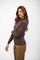 Sweater de punto con cuello medio alto, de manga larga y ajuste al cuerpo, con puños y ruedo acanalados.